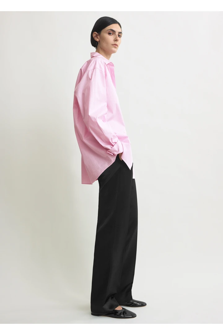 TOTEME 클래식 텀블드 스트라이프 셔츠 화이트/블룸의 화이트/블룸컬러 1번쨰 이미지입니다.