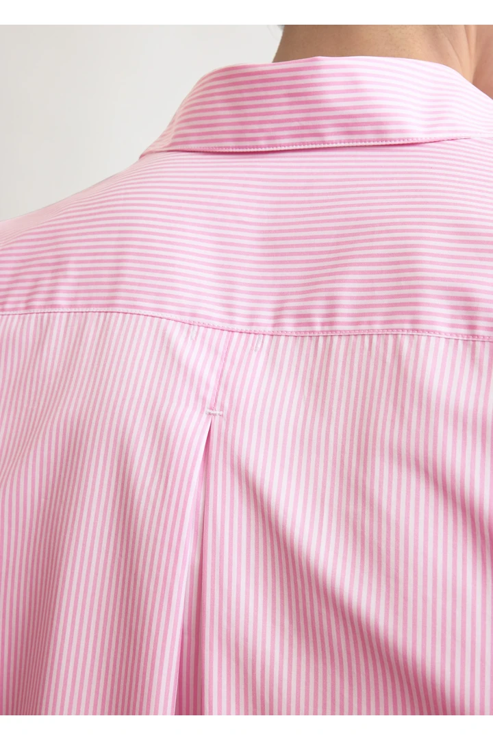 TOTEME 클래식 텀블드 스트라이프 셔츠 화이트/블룸의 화이트/블룸컬러 4번쨰 이미지입니다.