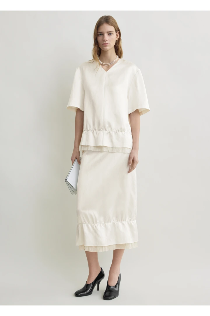 TOTEME 브이넥 새틴 풀오버 화이트의 화이트컬러 0번쨰 이미지입니다.