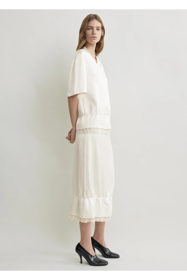 TOTEME 브이넥 새틴 풀오버 화이트의 화이트컬러 1번쨰 이미지입니다.