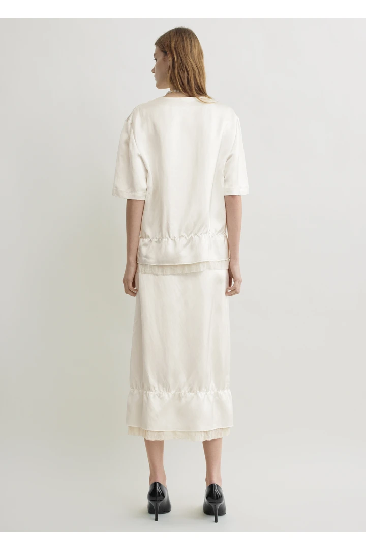 TOTEME 브이넥 새틴 풀오버 화이트의 화이트컬러 2번쨰 이미지입니다.