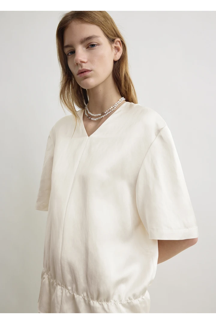 TOTEME 브이넥 새틴 풀오버 화이트의 화이트컬러 3번쨰 이미지입니다.