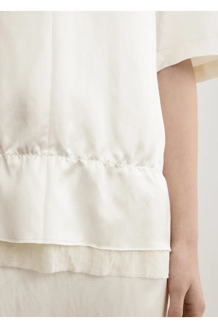 TOTEME 브이넥 새틴 풀오버 화이트의 화이트컬러 4번쨰 이미지입니다.