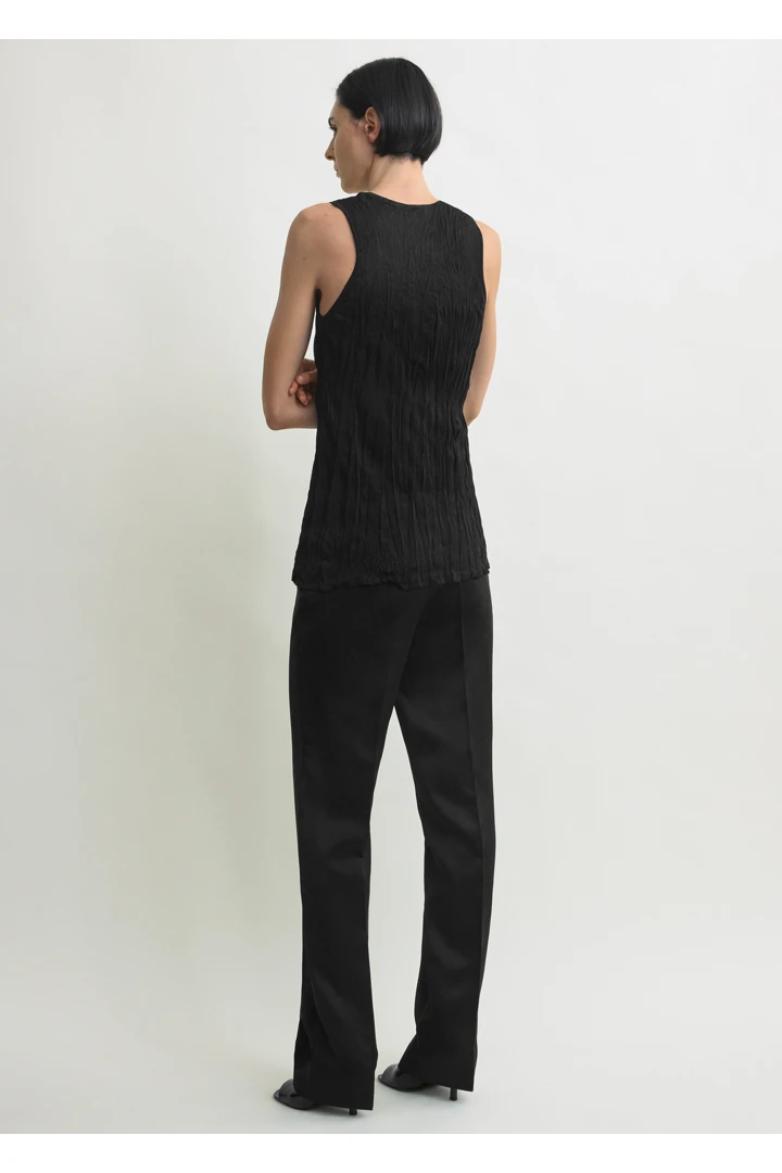 TOTEME 크링클드 니트 탱크탑 블랙의 블랙컬러 2번쨰 이미지입니다.