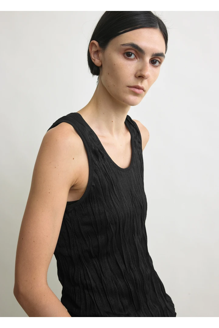 TOTEME 크링클드 니트 탱크탑 블랙의 블랙컬러 3번쨰 이미지입니다.
