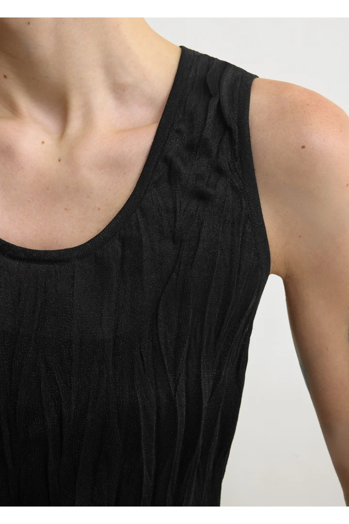 TOTEME 크링클드 니트 탱크탑 블랙의 블랙컬러 4번쨰 이미지입니다.
