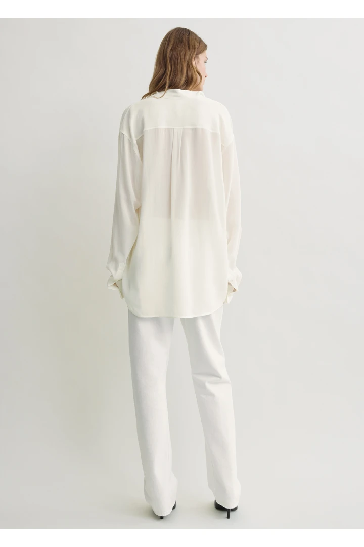 TOTEME 오버래핑 칼라 블라우스 밀크의 밀크컬러 2번쨰 이미지입니다.