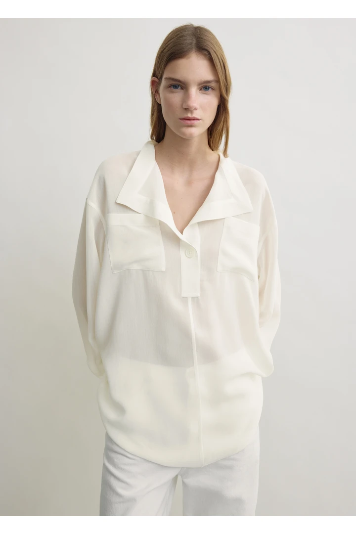 TOTEME 오버래핑 칼라 블라우스 밀크의 밀크컬러 3번쨰 이미지입니다.