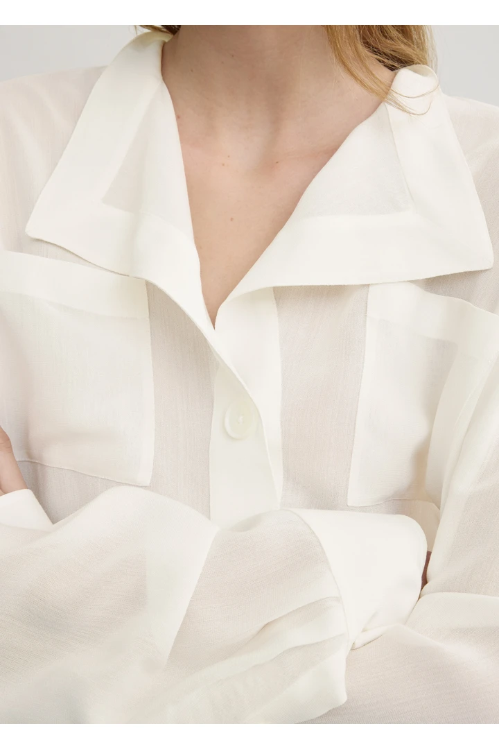TOTEME 오버래핑 칼라 블라우스 밀크의 밀크컬러 4번쨰 이미지입니다.