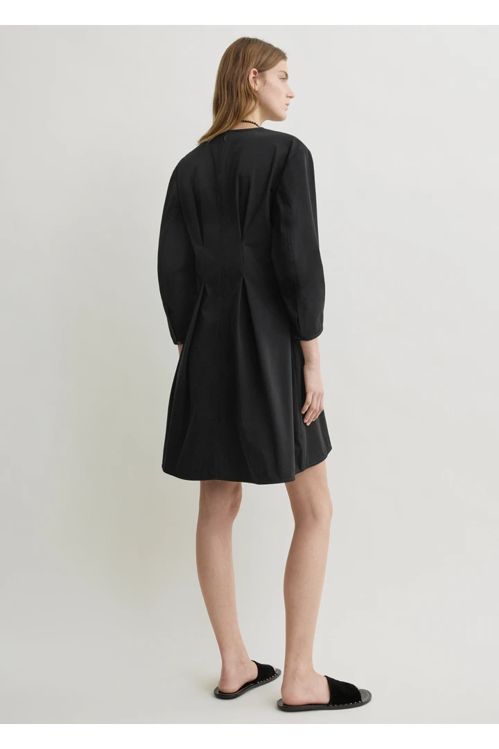 TOTEME 벌룬 슬리브 코튼 드레스 블랙의 블랙컬러 2번쨰 이미지입니다.