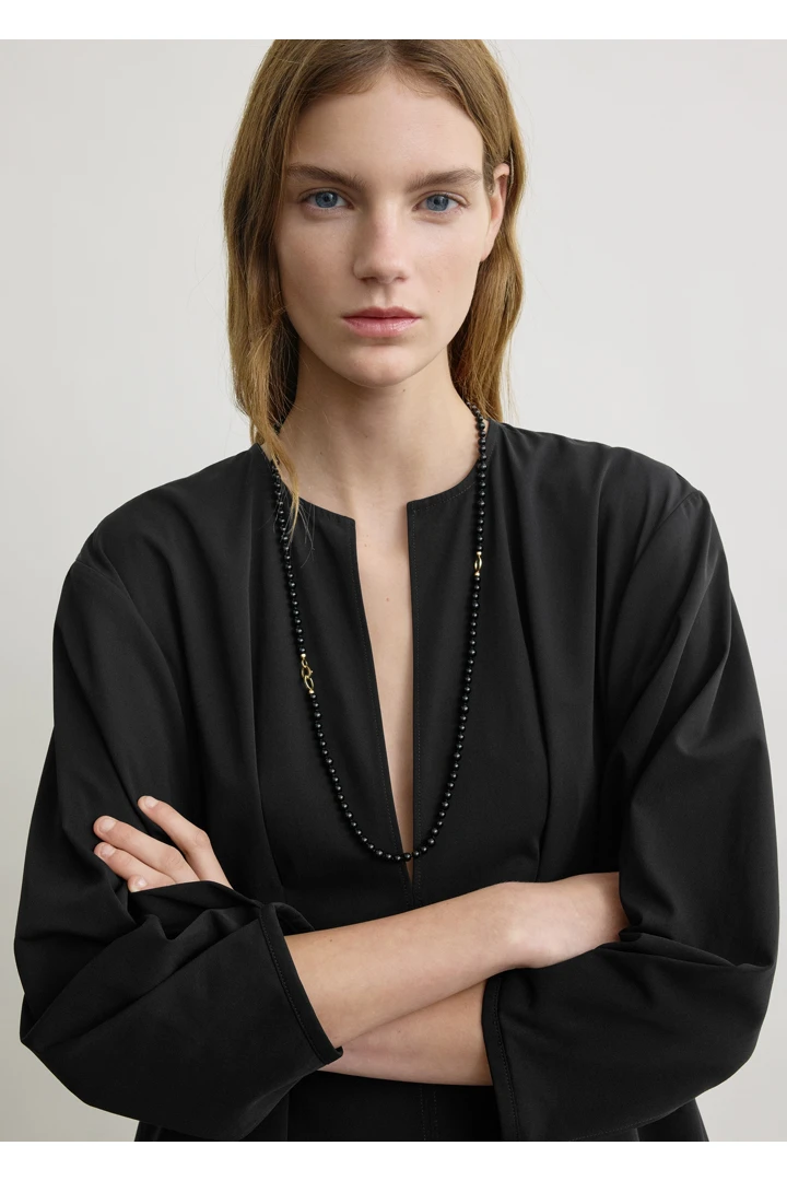 TOTEME 벌룬 슬리브 코튼 드레스 블랙의 블랙컬러 3번쨰 이미지입니다.