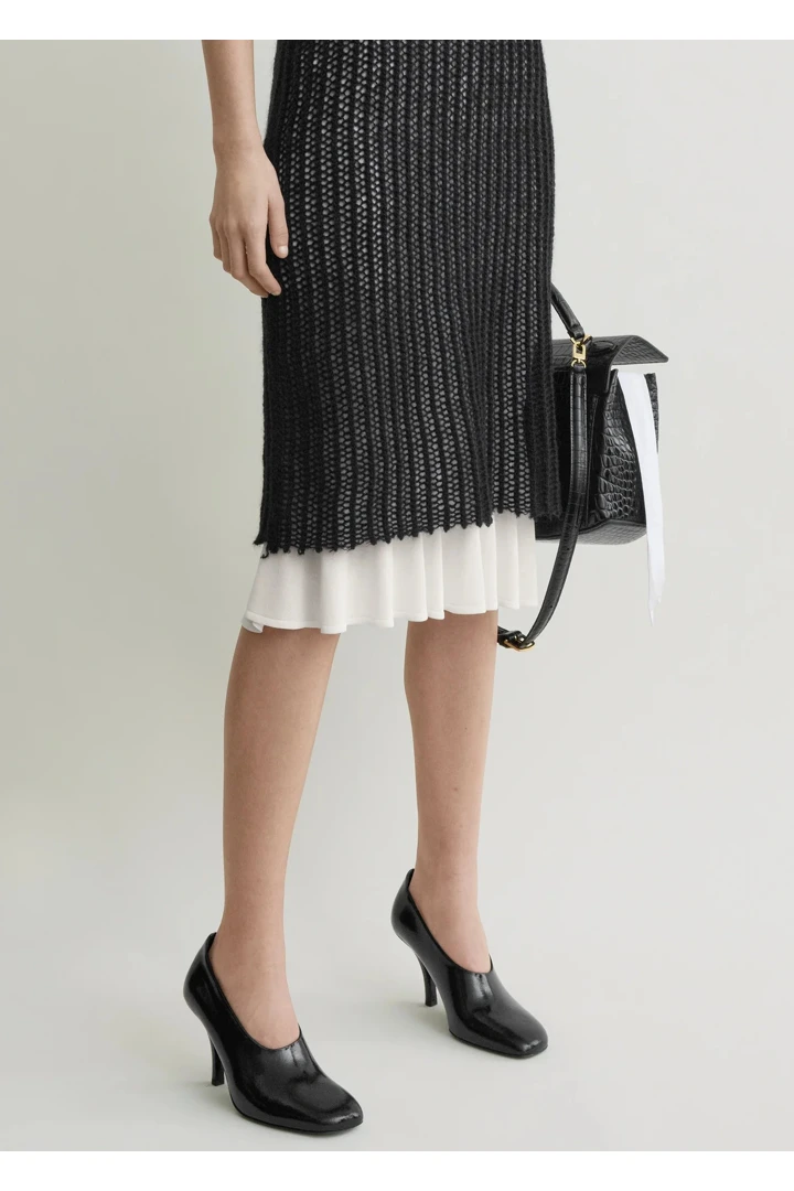 TOTEME 모헤어 니트 탱크탑 드레스 블랙의 블랙컬러 3번쨰 이미지입니다.