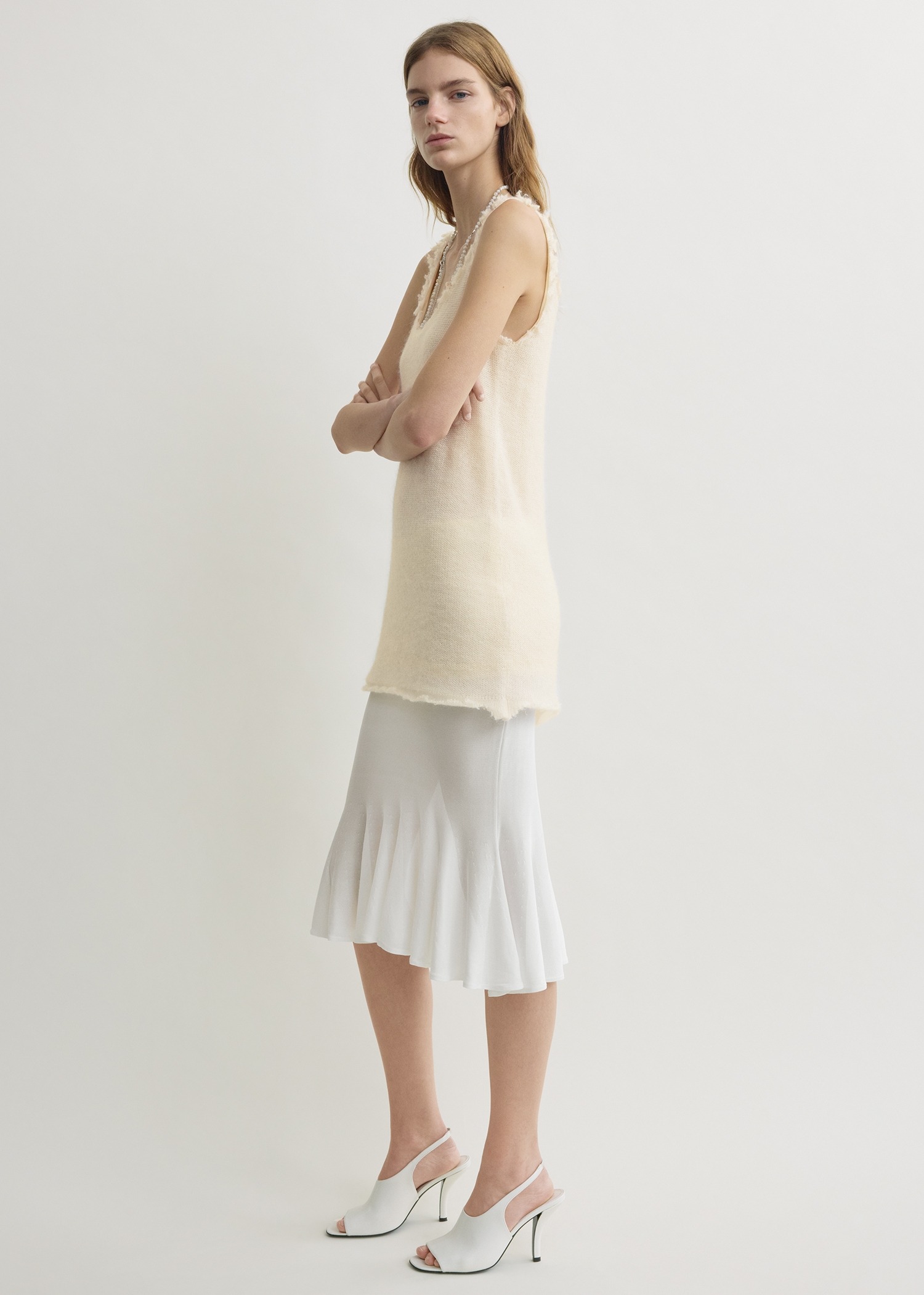 TOTEME 모헤어 니트 탱크탑 오프 화이트의 오프 화이트컬러 1번쨰 이미지입니다.