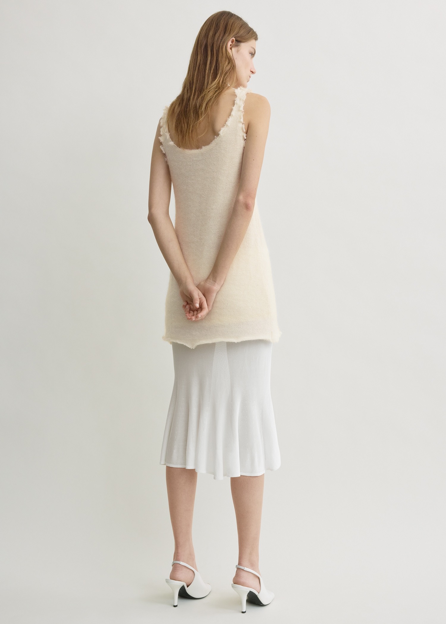 TOTEME 모헤어 니트 탱크탑 오프 화이트의 오프 화이트컬러 2번쨰 이미지입니다.