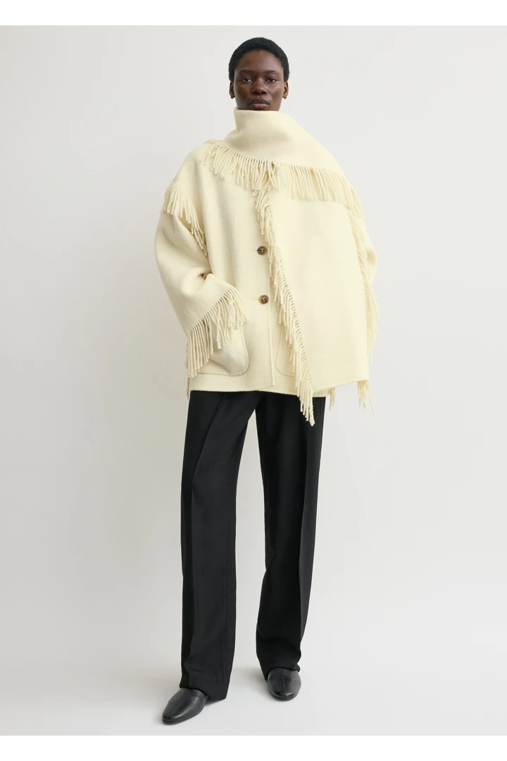 TOTEME 프린지드 스카프 재킷 윈터 화이트의 윈터 화이트컬러 0번쨰 이미지입니다.