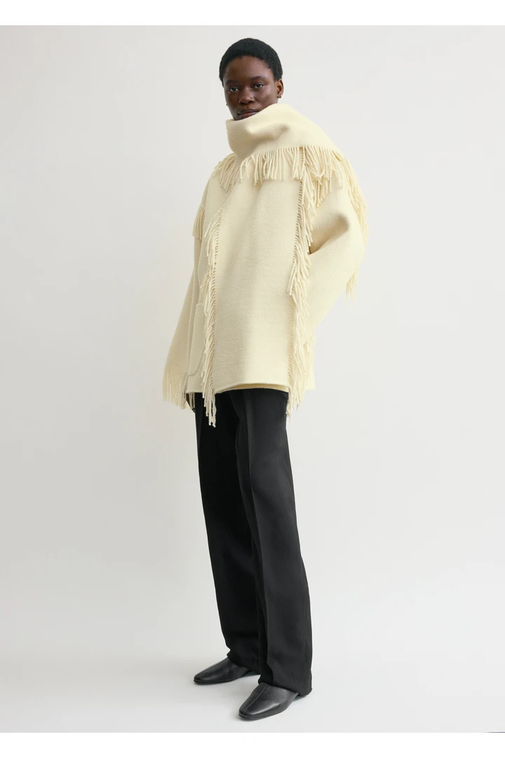 TOTEME 프린지드 스카프 재킷 윈터 화이트의 윈터 화이트컬러 1번쨰 이미지입니다.