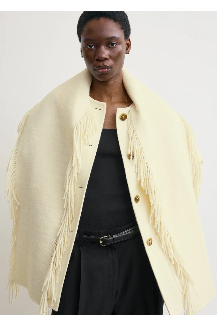 TOTEME 프린지드 스카프 재킷 윈터 화이트의 윈터 화이트컬러 3번쨰 이미지입니다.