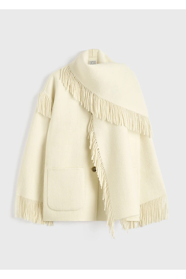 TOTEME 프린지드 스카프 재킷 윈터 화이트의 윈터 화이트컬러 6번쨰 이미지입니다.