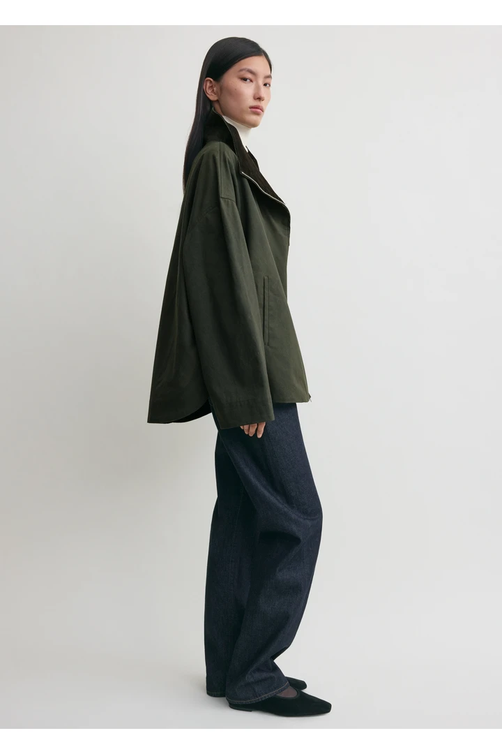 TOTEME 지퍼 컨트리 재킷 포레스트의 포레스트컬러 1번쨰 이미지입니다.