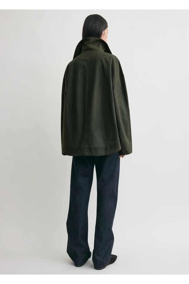 TOTEME 지퍼 컨트리 재킷 포레스트의 포레스트컬러 2번쨰 이미지입니다.