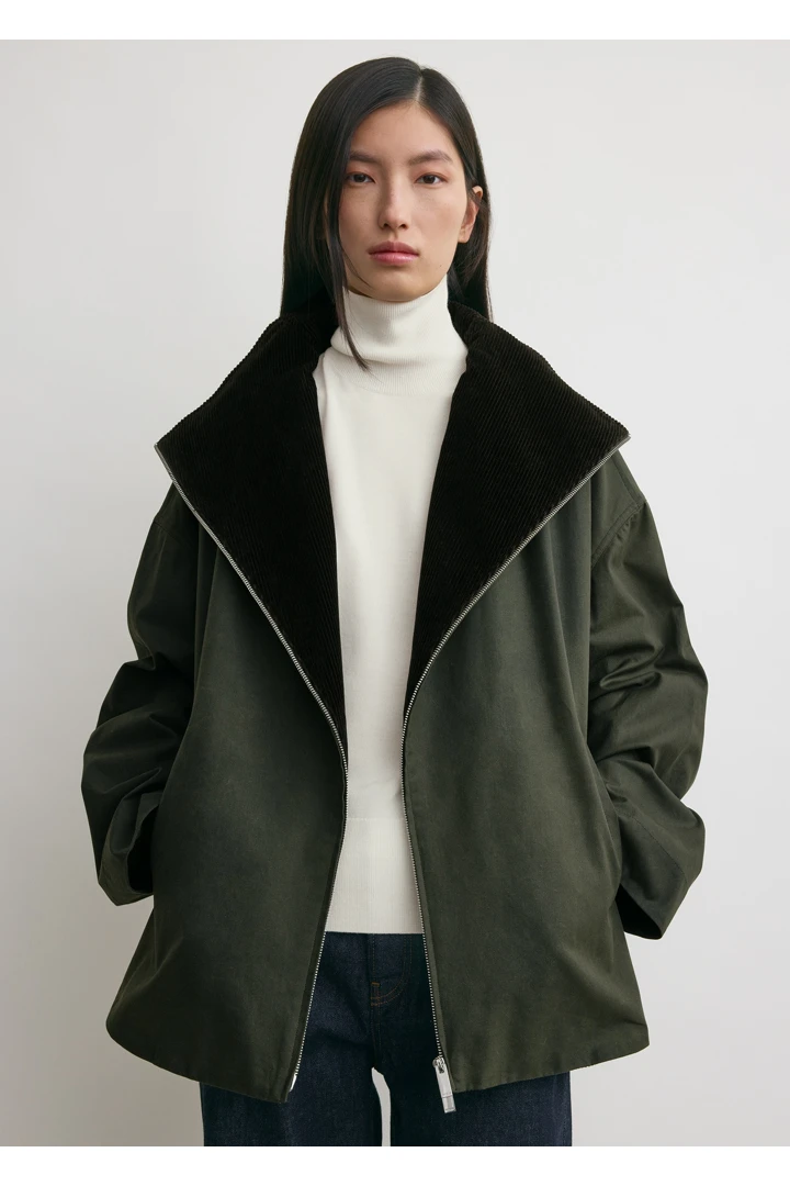 TOTEME 지퍼 컨트리 재킷 포레스트의 포레스트컬러 3번쨰 이미지입니다.