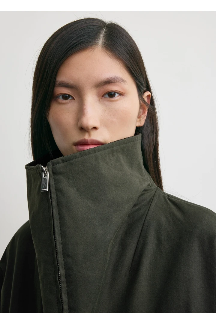 TOTEME 지퍼 컨트리 재킷 포레스트의 포레스트컬러 4번쨰 이미지입니다.