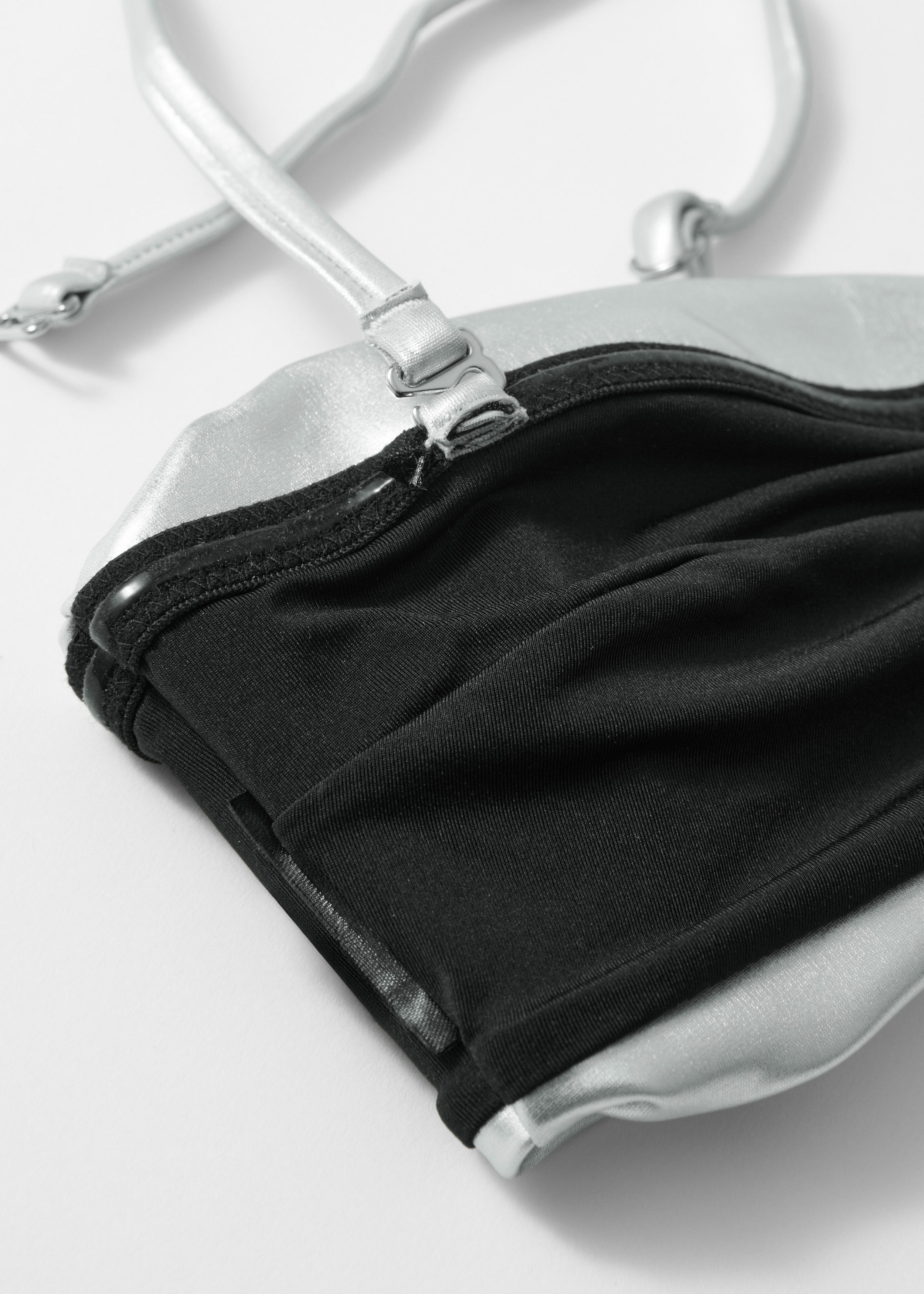 앤아더스토리즈 루시드 비키니 탑의 실버컬러 Detail입니다.