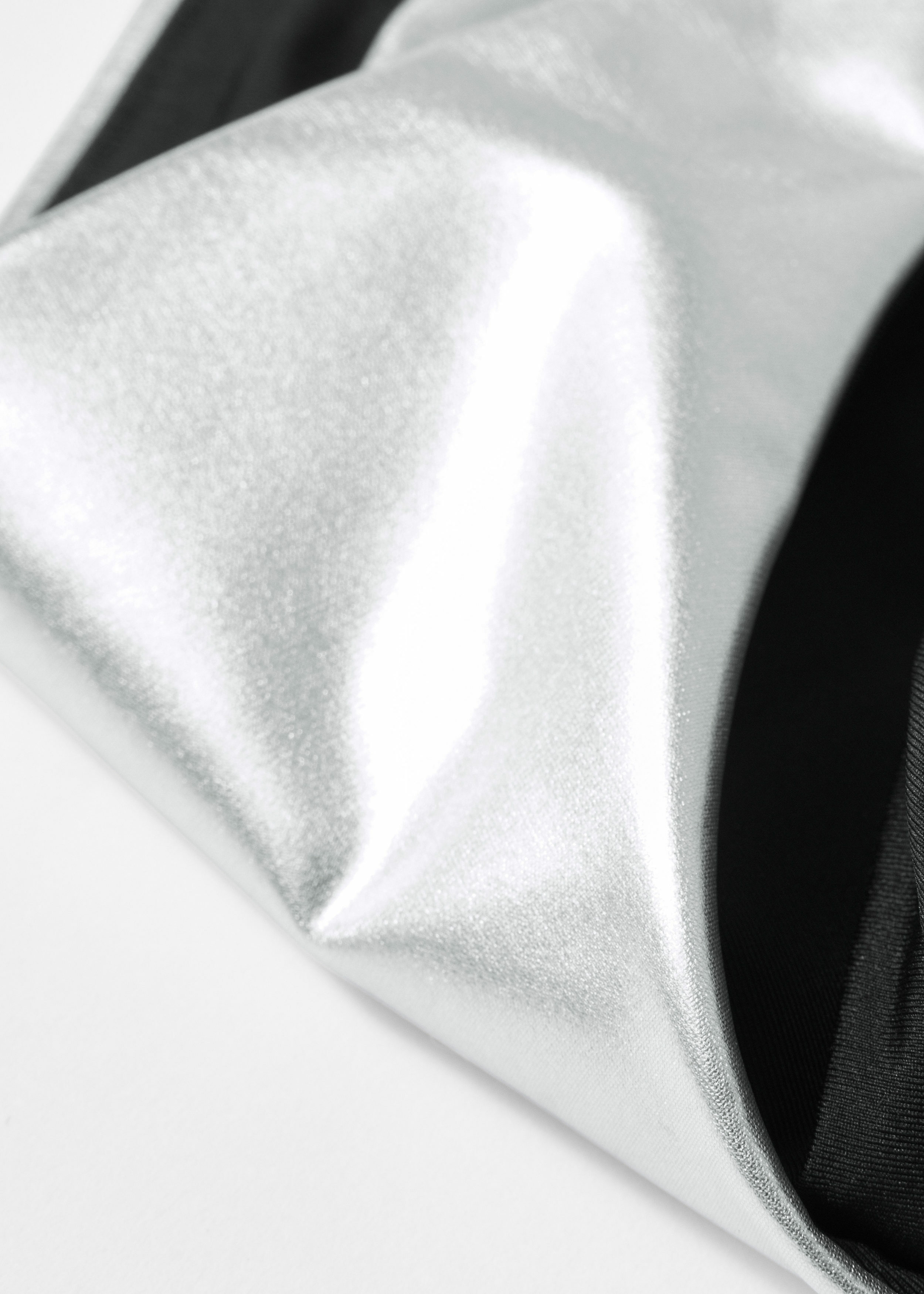 앤아더스토리즈 로우 라이즈 비키니 브리프의 실버컬러 Detail입니다.