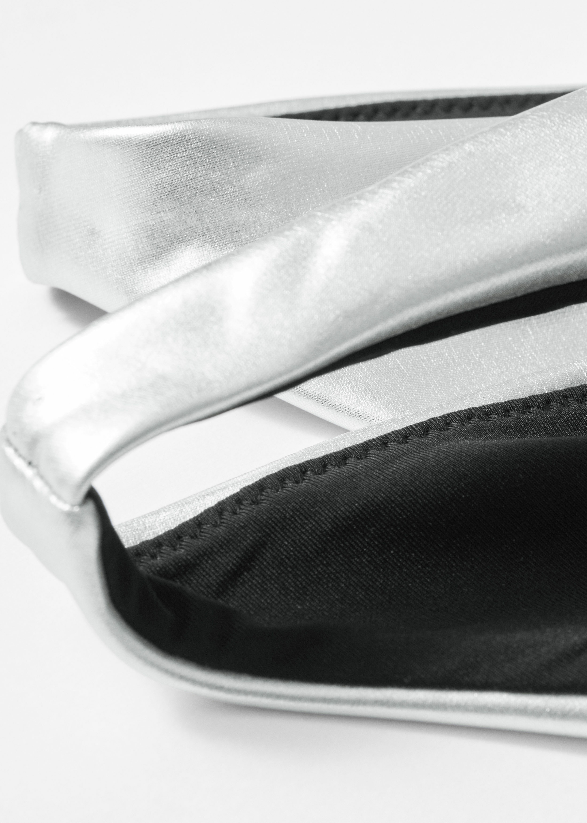 앤아더스토리즈 로우 라이즈 비키니 브리프의 실버컬러 Detail입니다.