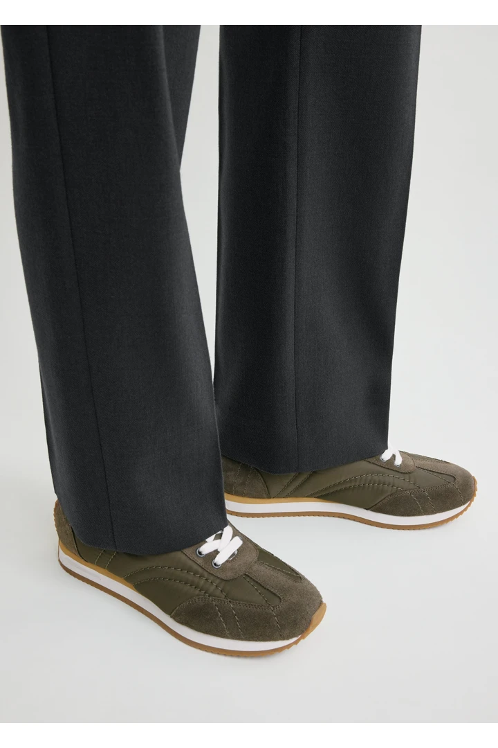 TOTEME 스포츠 스니커즈 다크 올리브의 다크 올리브컬러 1번쨰 이미지입니다.