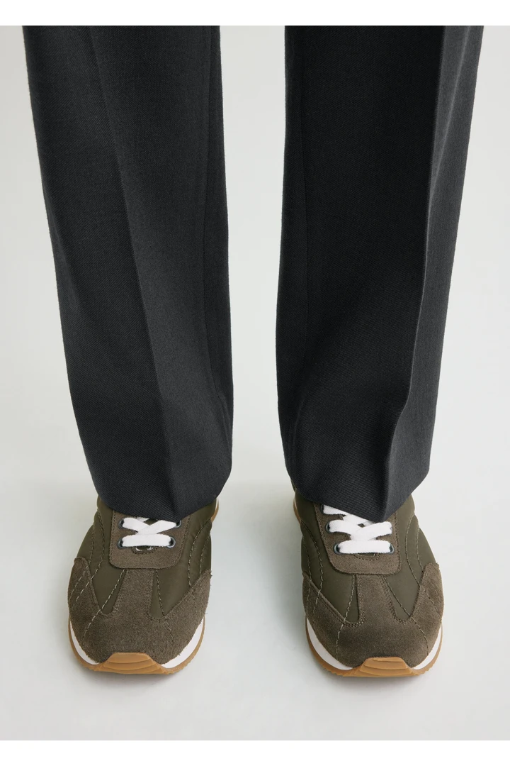 TOTEME 스포츠 스니커즈 다크 올리브의 다크 올리브컬러 2번쨰 이미지입니다.