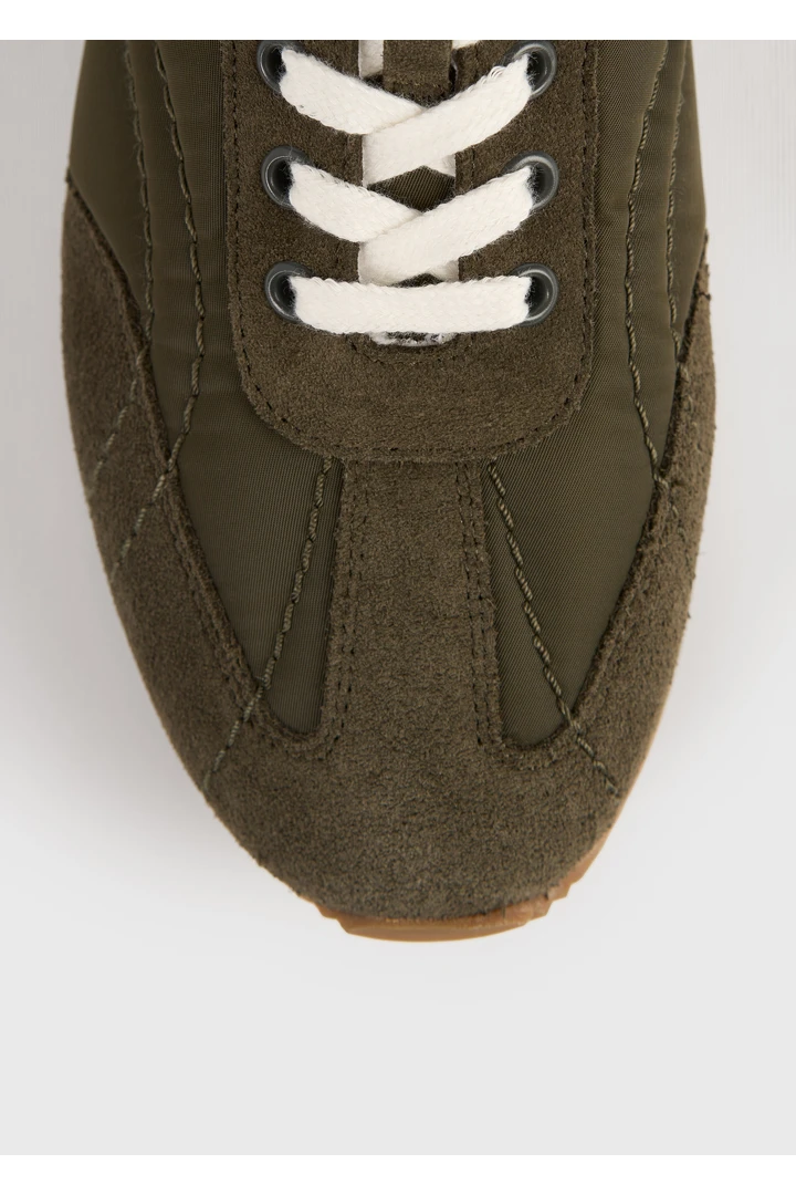 TOTEME 스포츠 스니커즈 다크 올리브의 다크 올리브컬러 4번쨰 이미지입니다.