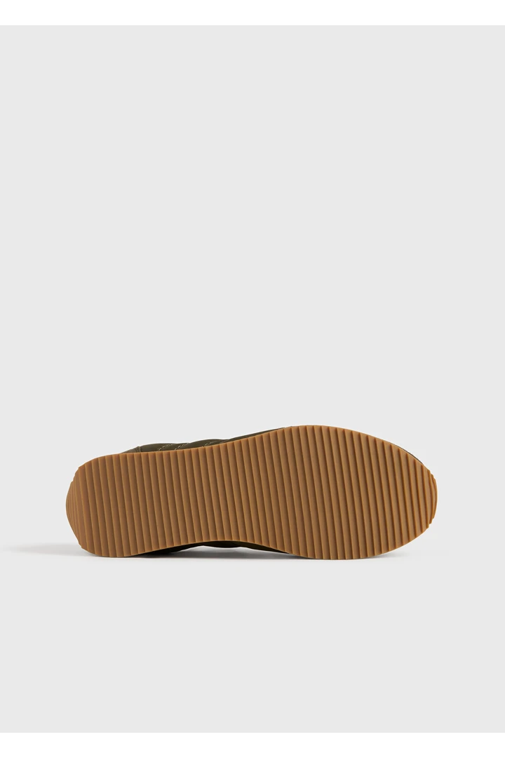 TOTEME 스포츠 스니커즈 다크 올리브의 다크 올리브컬러 5번쨰 이미지입니다.