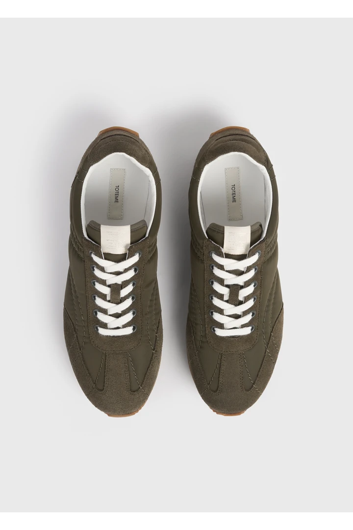 TOTEME 스포츠 스니커즈 다크 올리브의 다크 올리브컬러 7번쨰 이미지입니다.