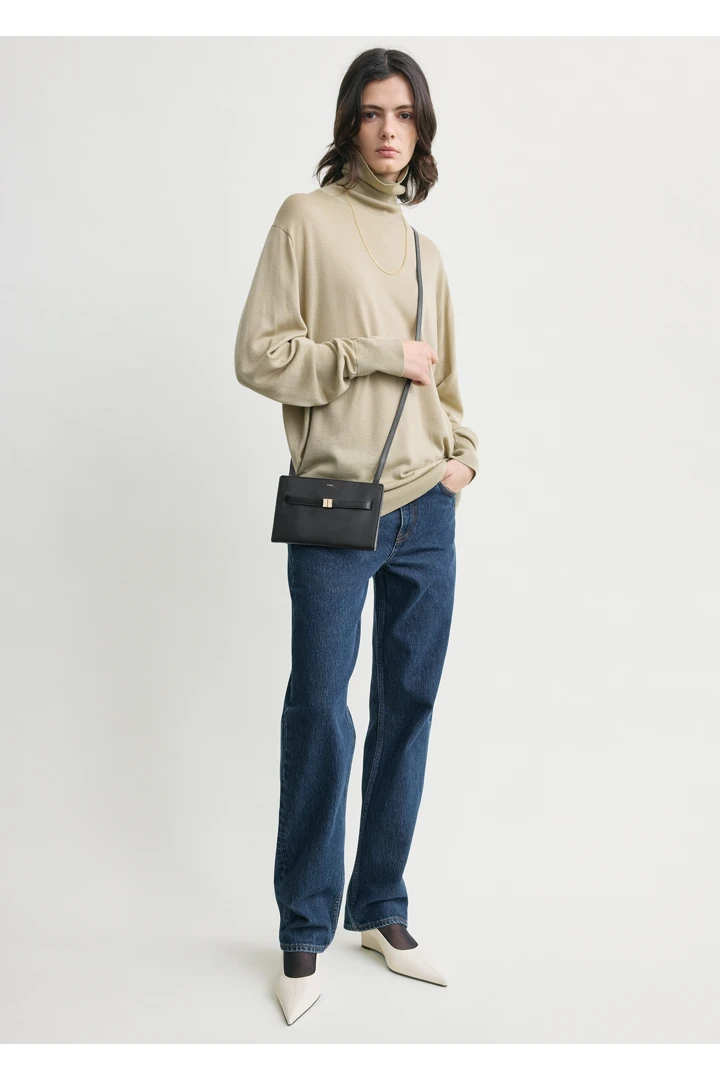 TOTEME 벨티드 레더 크로스 바디 백 블랙의 블랙컬러 1번쨰 이미지입니다.