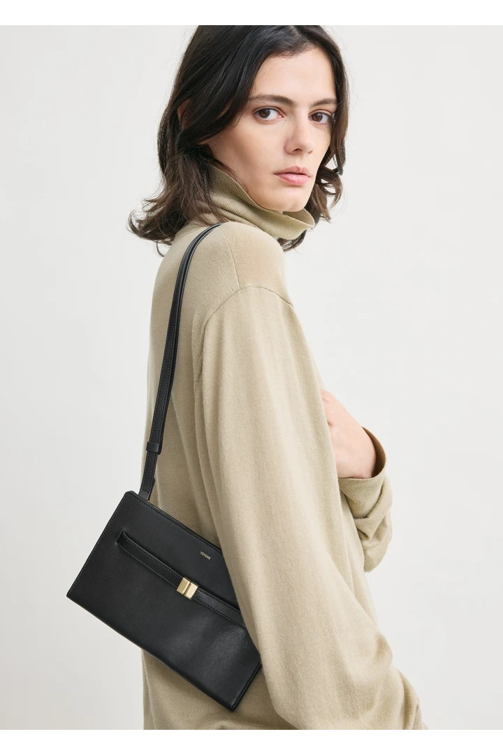 TOTEME 벨티드 레더 크로스 바디 백 블랙의 블랙컬러 2번쨰 이미지입니다.