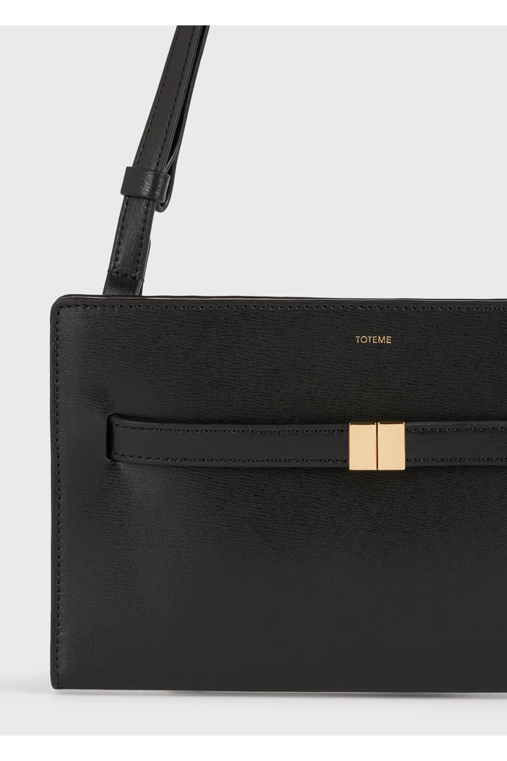 TOTEME 벨티드 레더 크로스 바디 백 블랙의 블랙컬러 3번쨰 이미지입니다.