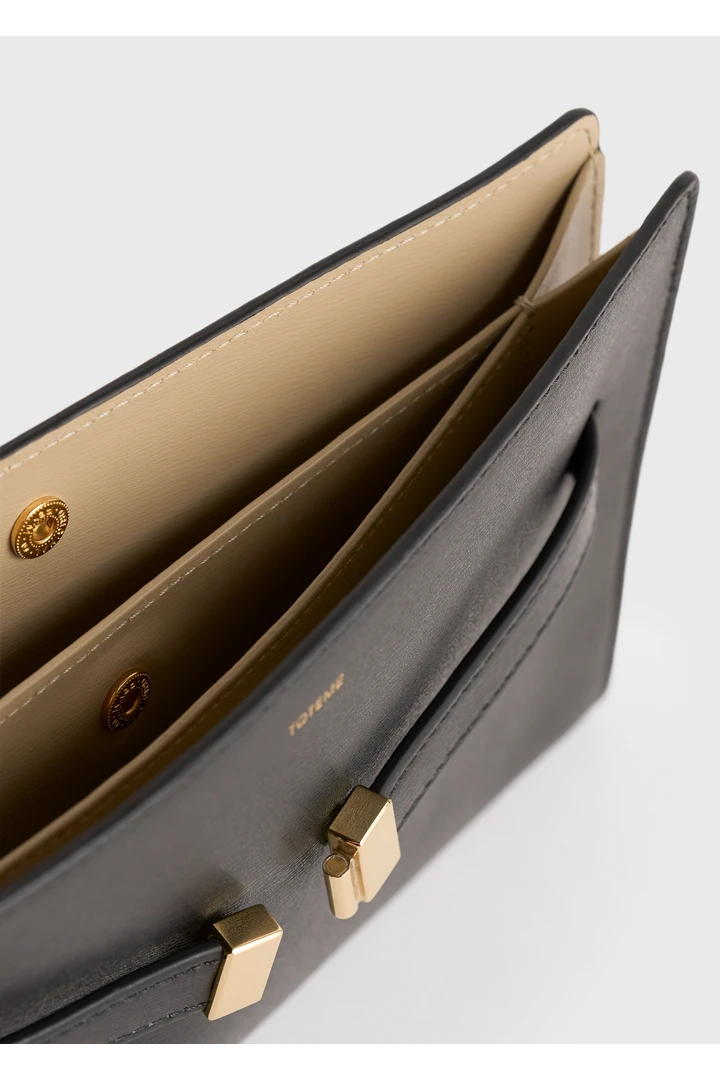 TOTEME 벨티드 레더 크로스 바디 백 블랙의 블랙컬러 4번쨰 이미지입니다.