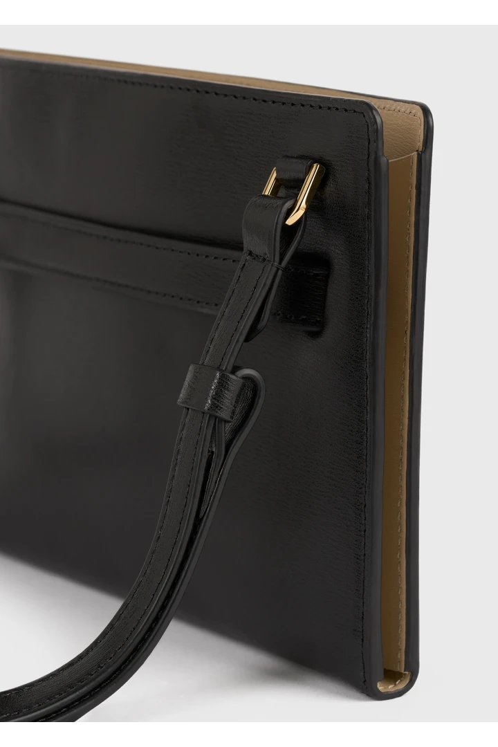 TOTEME 벨티드 레더 크로스 바디 백 블랙의 블랙컬러 5번쨰 이미지입니다.