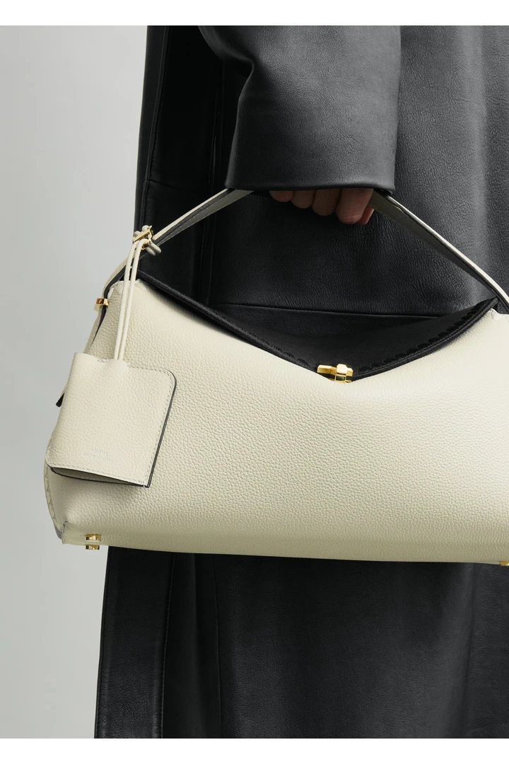 TOTEME 그레인드 레더 키링 밀크의 밀크컬러 1번쨰 이미지입니다.