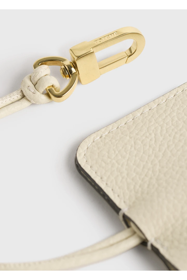 TOTEME 그레인드 레더 키링 밀크의 밀크컬러 2번쨰 이미지입니다.