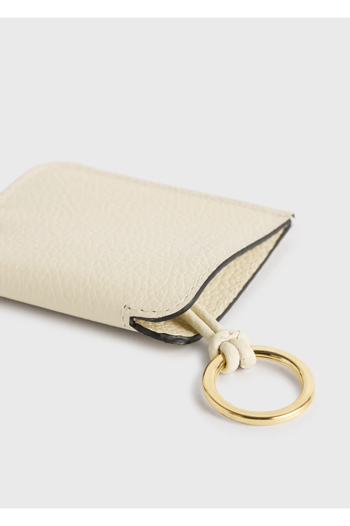 TOTEME 그레인드 레더 키링 밀크의 밀크컬러 3번쨰 이미지입니다.