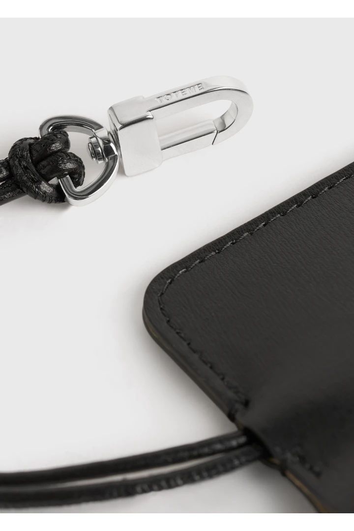 TOTEME 레더 키링 블랙의 블랙컬러 2번쨰 이미지입니다.