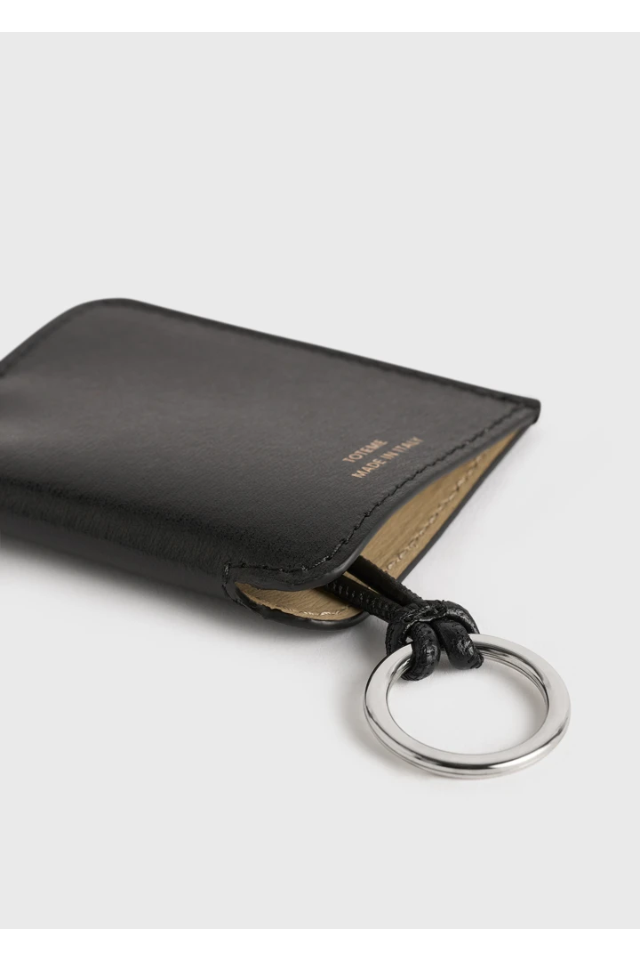 TOTEME 레더 키링 블랙의 블랙컬러 3번쨰 이미지입니다.