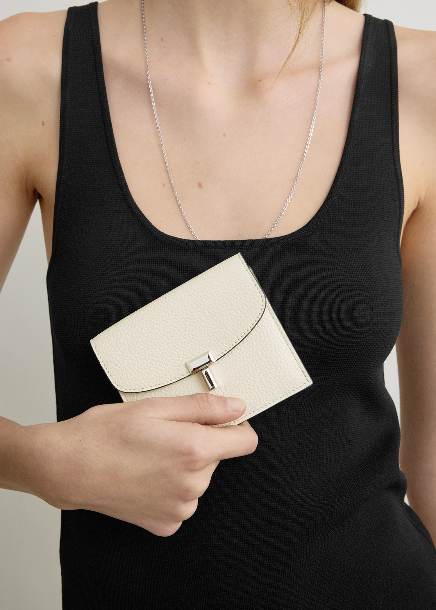 TOTEME 티-락 그레인 레더 카드홀더 밀크의 밀크컬러 1번쨰 이미지입니다.