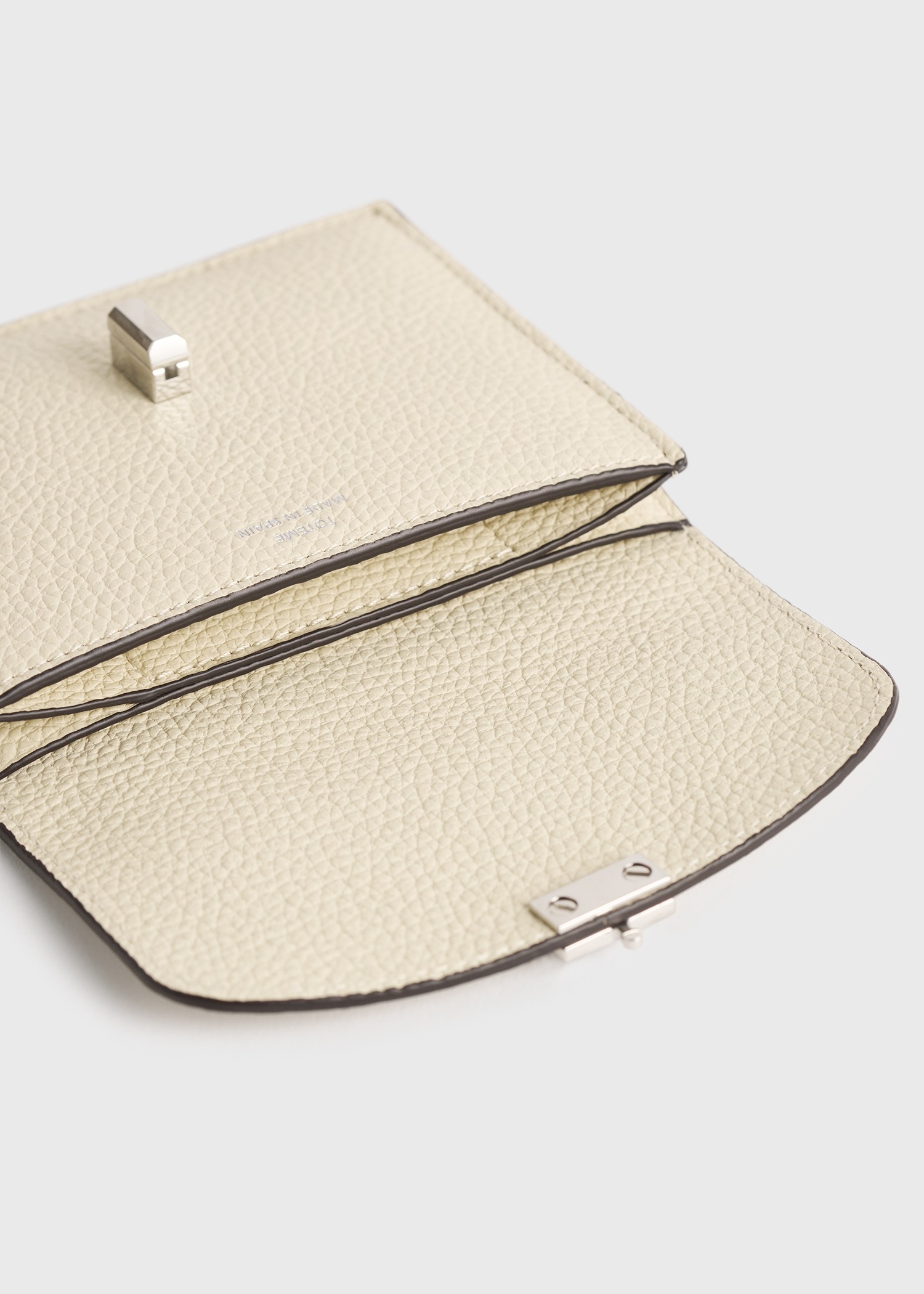 TOTEME 티-락 그레인 레더 카드홀더 밀크의 밀크컬러 5번쨰 이미지입니다.