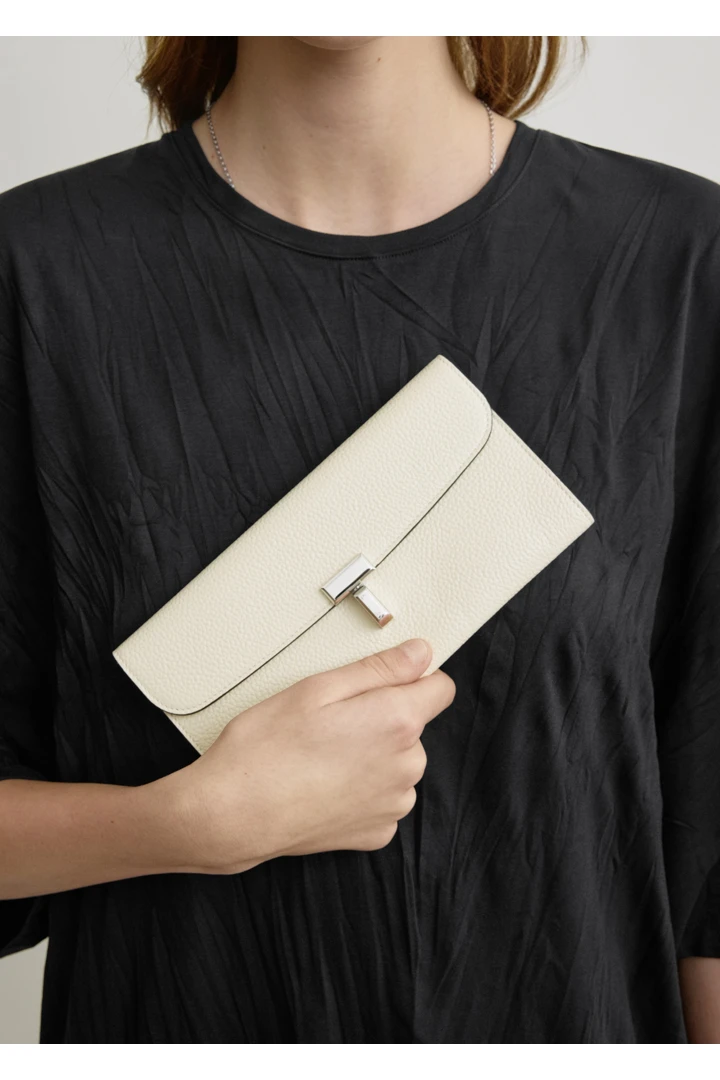 TOTEME 티-락 그레인 레더 월렛 밀크의 밀크컬러 1번쨰 이미지입니다.