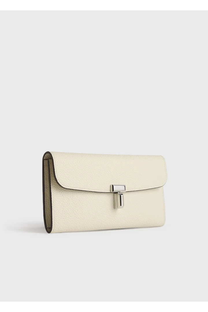 TOTEME 티-락 그레인 레더 월렛 밀크의 밀크컬러 2번쨰 이미지입니다.