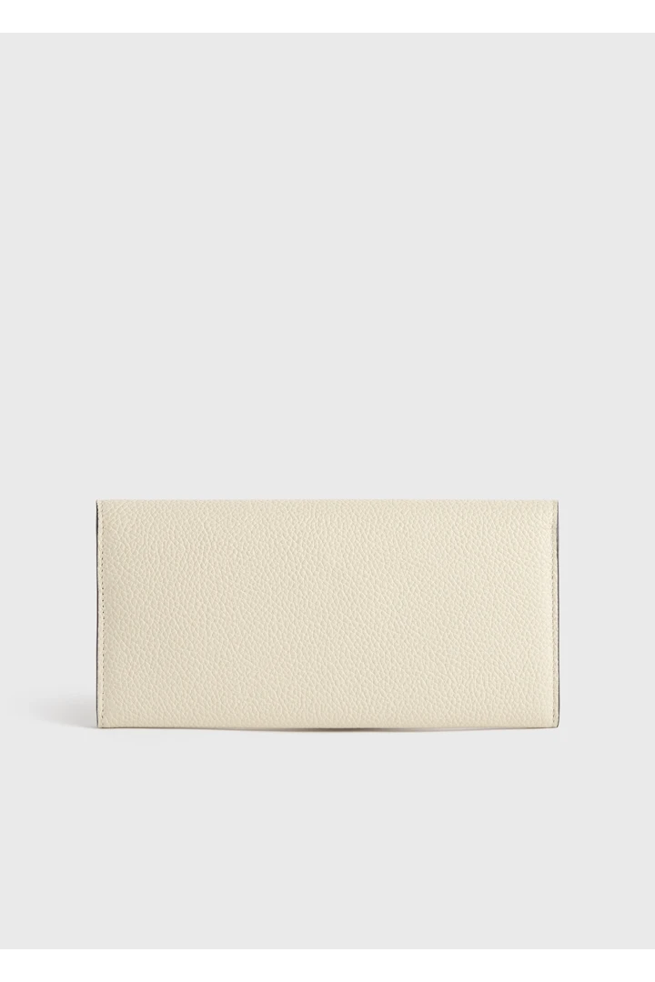 TOTEME 티-락 그레인 레더 월렛 밀크의 밀크컬러 3번쨰 이미지입니다.