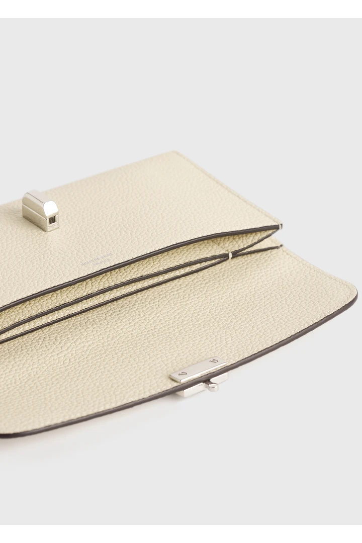 TOTEME 티-락 그레인 레더 월렛 밀크의 밀크컬러 4번쨰 이미지입니다.